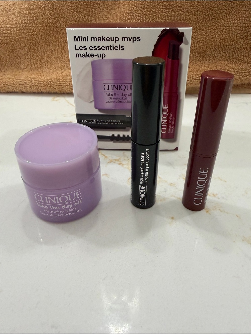 Clinique Mini Makeup Set with Cleansing Balm and Berry Lipstick - Picture 2 of 2